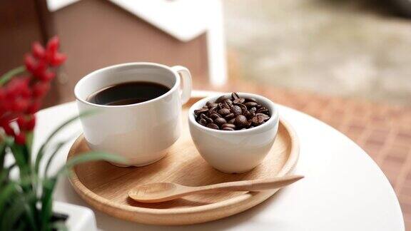 一小杯咖啡豆