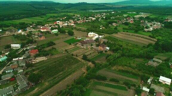 一个迷人的小村庄的鸟瞰图4k