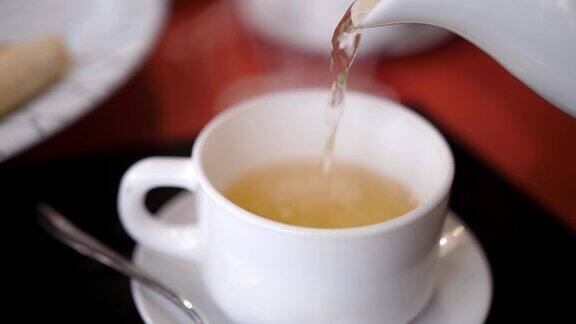 茶水倒入白色茶杯的特写