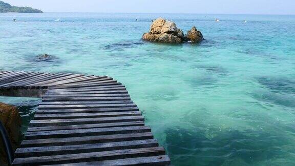热带岛屿与蓝色的绿松石海