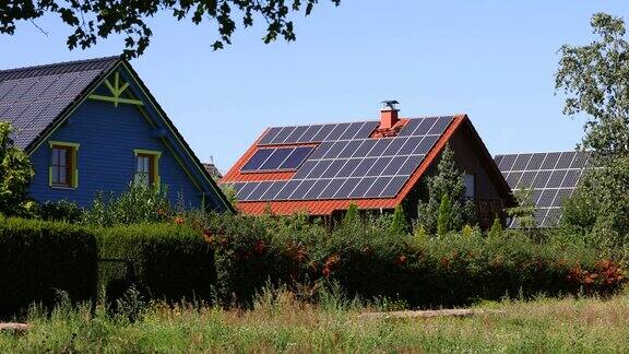 带太阳能电池板的独立式住宅