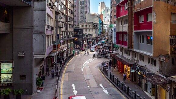 慢镜头:行人拥挤在香港老城区的好莱坞街