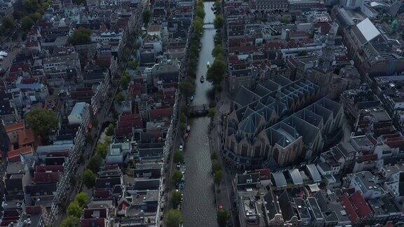鸟瞰阿姆斯特丹运河河与船只交通和古老的大教堂