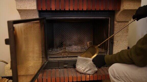 我们用铜铲清除壁炉的灰烬