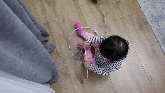 婴儿在玩电线和电线