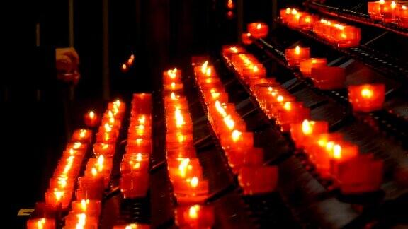 许多燃烧的蜡烛在基督教教堂