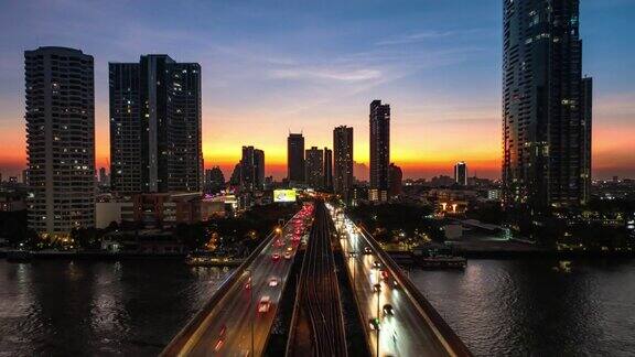 曼谷的摩天大楼在黄昏的鸟瞰图