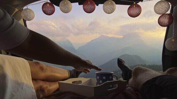 SLOMO露营夫妇享受早晨的咖啡和美丽的山景