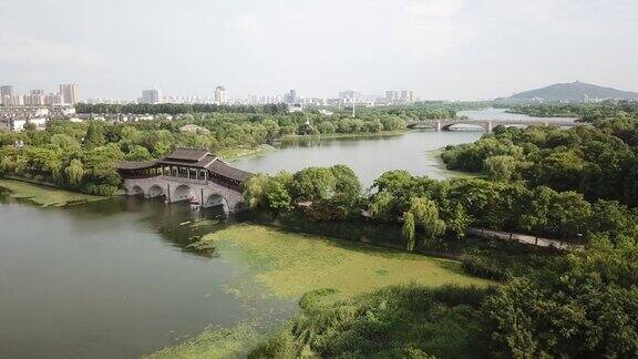 中国古典建筑:廊桥位于太湖江苏省无锡市