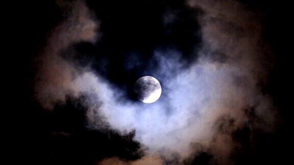 有云的满月之夜