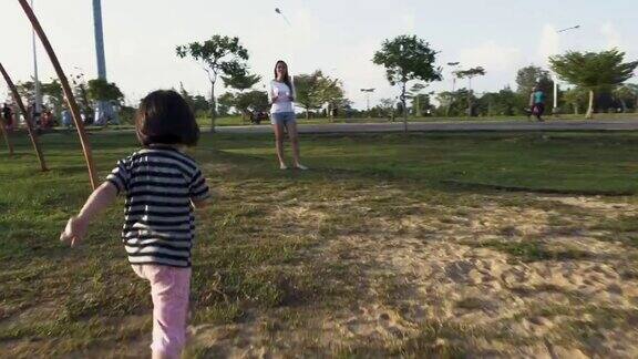 小女孩跑向她的妈妈