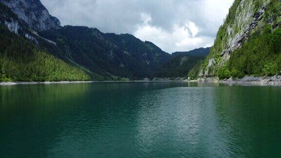 高空低空飞过上奥地利岣梢湖的湖面