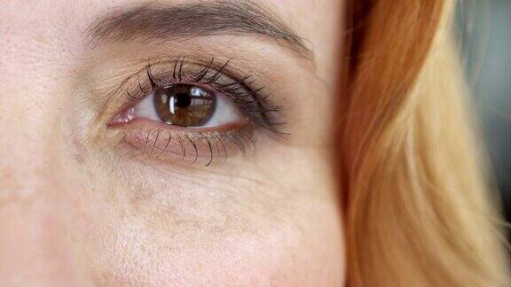 女人的棕色眼睛