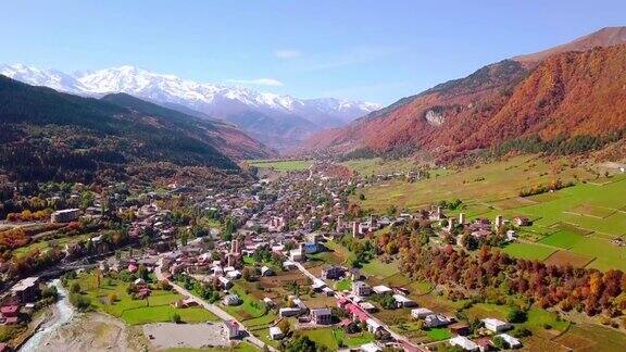 在丘陵地形上鸟瞰村庄或城市的景色Mestia结算Svaneti