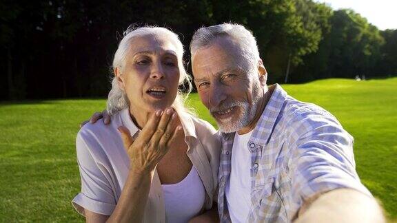 一对漂亮的老年夫妇在户外自拍