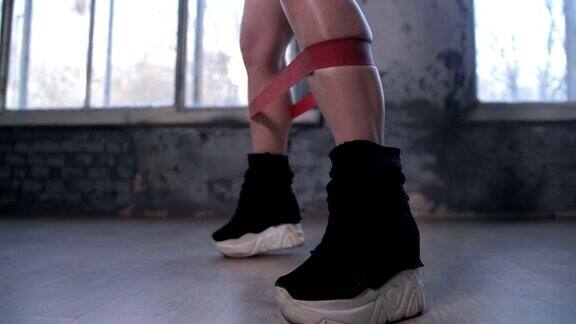 运动女性用橡皮筋运动的腿