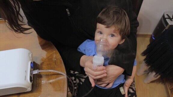 小男孩在家使用喷雾器进行吸入治疗