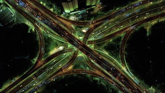 立交桥与城市夜间交通