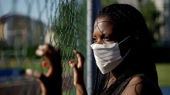 美丽年轻的非洲妇女带着保护面罩-没有种族主义和人权
