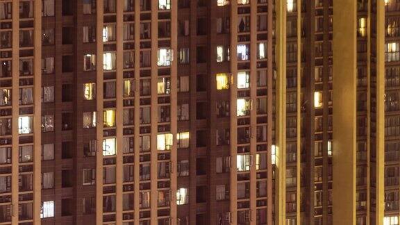 公寓大楼窗户从白天到晚上的时间流逝