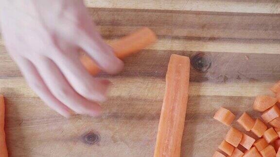 用手把胡萝卜切在砧板上