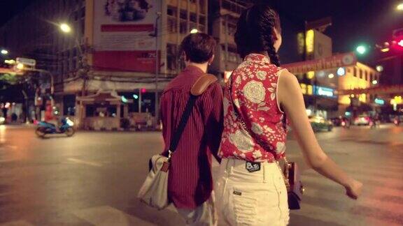 亚洲夫妇游客在唐人街过马路