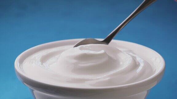 蓝色背景的酸奶油希腊酸奶