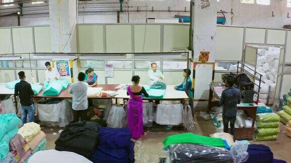 航拍视频印度人在包装地区的工厂工作
