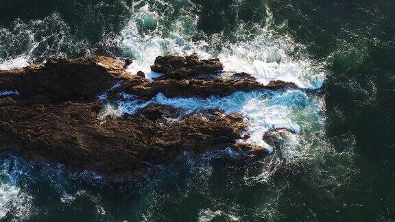 海浪在岩石周围涌动海岸环境背景