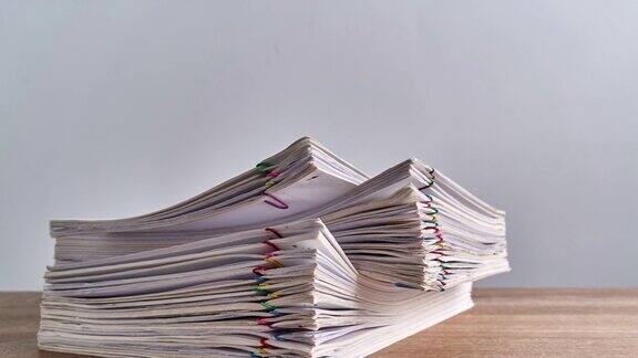 堆放超负荷的木桌报告文件