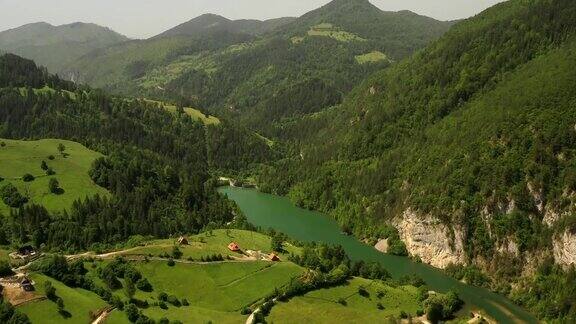 从塞尔维亚的塔拉山鸟瞰斯帕吉奇湖