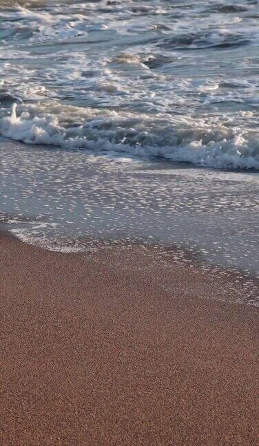 平静的大海沙滩上有一些海浪和岩石