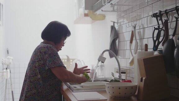 老妇人在厨房里做健康食品