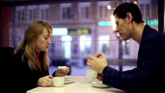 男人和女人在咖啡馆喝茶