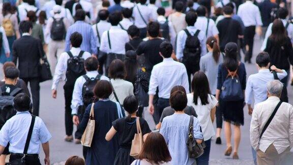 日本东京新宿清晨上班的人群