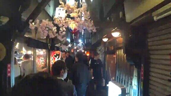 东京新宿传统美食街的个人视角