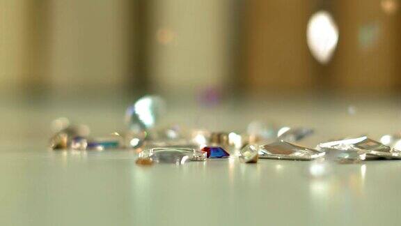 闪亮的宝石珠宝以慢镜头落在桌子上