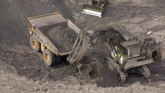 装煤的矿用自卸车
