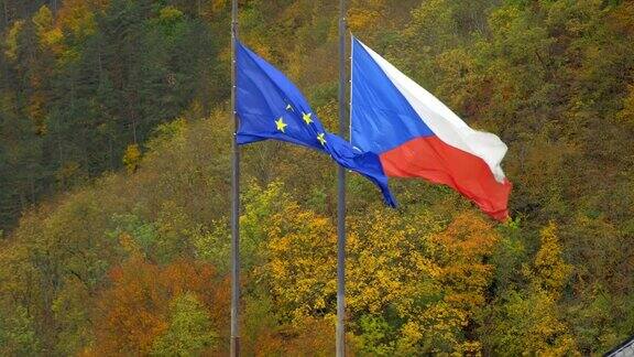 风中飘扬的欧洲和捷克国旗