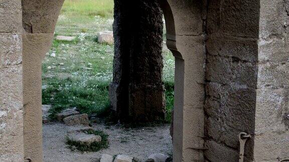 教堂内部的旧废墟令人毛骨悚然的废墟