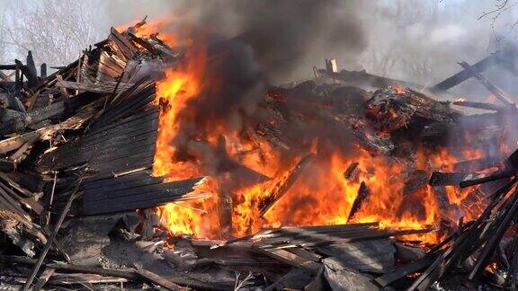 木头房子被大火烧毁