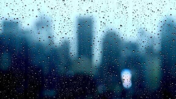 降雨在窗口城市里的坏天气