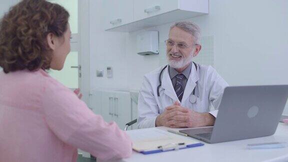 全科医生在门诊咨询女性病人提高女性健康意识