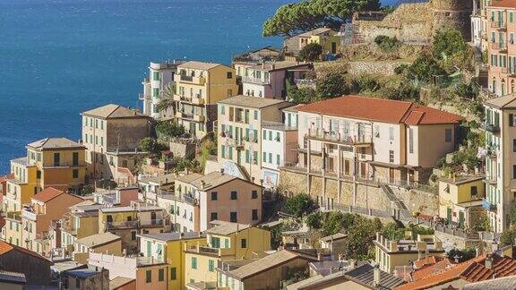 Riomaggiore是CinqueTerre最著名的城镇也是离LaSpezia最近的城镇这是该区域在意大利著名的徒步路线的起点