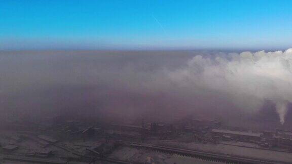 冶金厂和工作管道上空烟雾弥漫