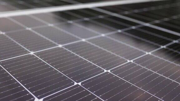 近景的现代光伏太阳能电池板成排的可持续能源太阳能电池板安装在露台上屋顶安装太阳能电池板电池板在家里光伏太阳能板非常接近