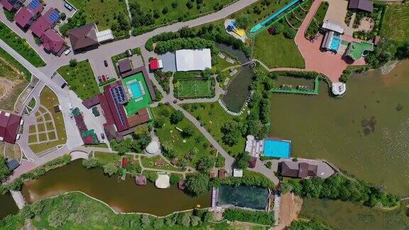 度假村综合体鸟瞰图带有游泳池的现代度假胜地综合体