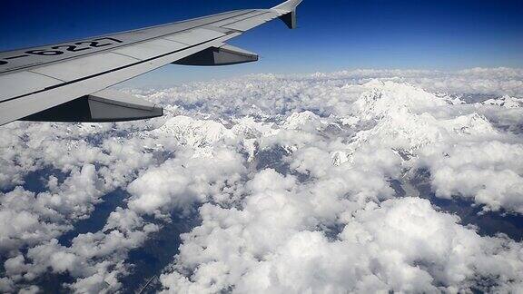 从飞机窗口鸟瞰喜马拉雅山脉