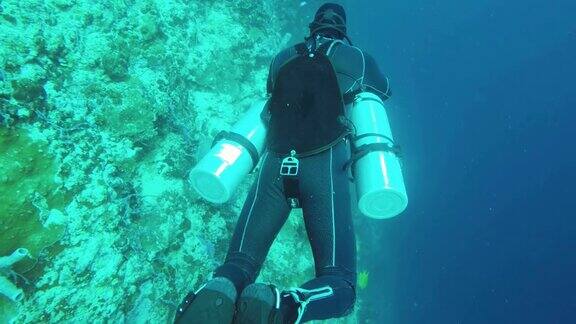 戴水肺的潜水员在水下潜水