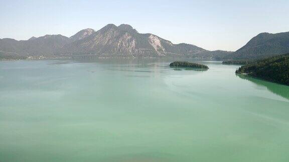 Walchensee湖德国巴伐利亚阿尔卑斯山脉空中飞行美丽的旅游目的地清水